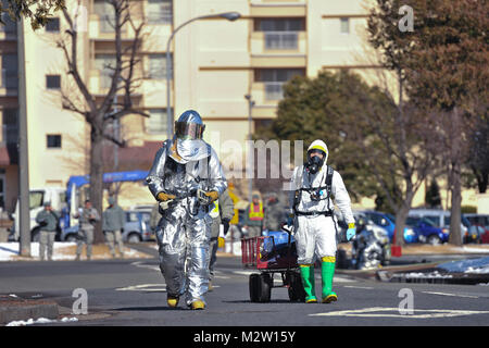 YOKOTA AIR BASE, Japon -- (de gauche à droite) Le s.. Ian Coye, 374e Escadron de Génie Civil chef d'équipe d'incendie Les services d'urgence, et le sergent. Michael Ona, 374e Escadron en médecine aérospatiale génie bioenvironmental technicien, répondre à l'enquête d'une simulation de substances inconnues au cours d'un exercice de gestion des situations d'urgence à Yokota Air Base, Japon, le 25 janvier 2012. Yokota aviateurs servez-vous des exercices pour maintenir les capacités de l'état de préparation opérationnelle. (U.S. Air Force photo/Osakabe Yasuo) Yokota test des intervenants d'urgence des capacités intégrées par # PACOM Banque D'Images