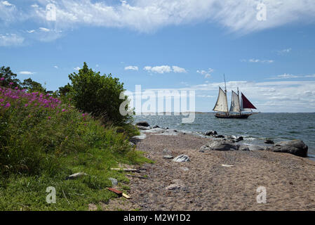 La Suède, Sandhamn, voile de bateau en face de la plage Banque D'Images