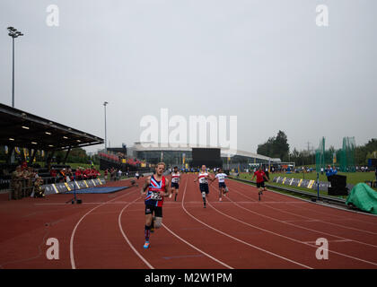 L'un des nombreux 100m Men's ambulant terminer les courses au début de l'heure du jour un dans le Londres 2014 Jeux Invictus, Lee Valley Athletic Centre, Angleterre, le 11 septembre, 2014. Hommes et femmes, participant à la première Invictus Games, sont ceux qui ont surmonté l'adversité dans tous les sens du terme. Il est blessé, malade ou blessé, ces guerriers ont trouvé eux-mêmes une invitation à participer aux jeux et de représenter leur pays, du service et de camarades. (U.S. Photo de l'Armée de l'air par la Haute Airman Justyn M. Freeman/ libéré) 140911-F-RN544-023 par Air Force blessés Banque D'Images