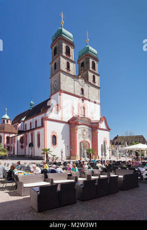 Café de la rue sur le marché en face de l'Fridolinsmünster, Bad Säckingen, Hochrhein, sud de la Forêt Noire, Bade-Wurtemberg, Allemagne Banque D'Images