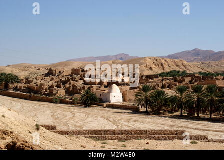 La rivière à sec et abandonnés de la vieille ville de Tamerza, la plus grande oasis de montagne de Tamerza en Tunisie, Tunisie, Banque D'Images