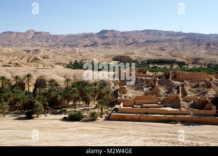 La rivière à sec et abandonnés de la vieille ville de Tamerza, la plus grande oasis de montagne de Tamerza en Tunisie, Tunisie, Banque D'Images