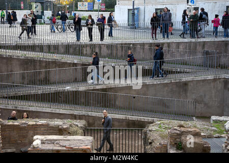 Rome, Italie: Personnes marchant sur un chemin en zigzag Banque D'Images