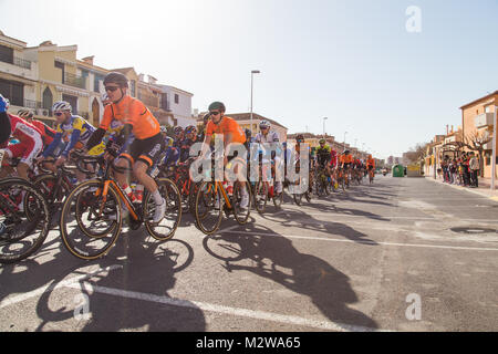 Les coureurs non identifiés participent à la course cycliste de début dans la Vuelta. Banque D'Images