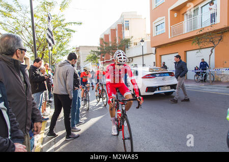 Les coureurs non identifiés participent à la course cycliste de début dans la Vuelta. Banque D'Images