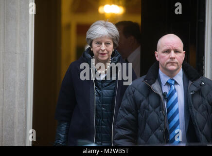 Le Premier ministre britannique, Theresa May, nombre de feuilles 10 Downing Street sur son chemin de premiers ministres des questions à la Chambre des communes Banque D'Images