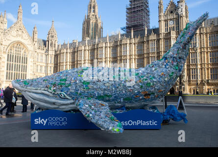 Plasticus, le Sky Ocean sauvetage de baleines, de l'extérieur du Parlement pour que les députés s'engagent à réduire leur utilisation des plastiques tels que les pailles, couverts et sacs Banque D'Images