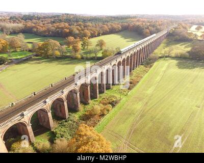 Ouse Valley Viaduc dans le West Sussex, Angleterre. Construit en 1841 et d'une longueur de 1475ft il a utilisé plus de 11 millions de briques dans sa construction. Banque D'Images