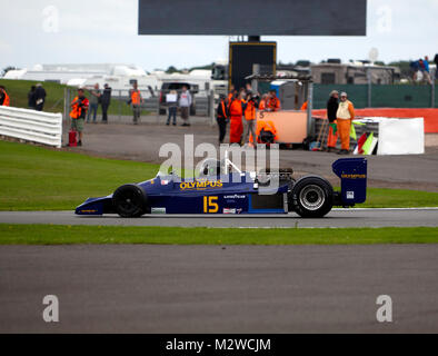 Michel Baudoin conduire une Hesketh 308E, au cours de la maîtrise de la FIA de Formule Un historique à la course de Silverstone Classic 2017 Banque D'Images