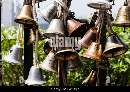 Singapour, 10 Décembre 2017 : beaucoup de belles old fashioned Christmas Bells d'or suspendu à pic Faber cadeaux, Singapour. Banque D'Images