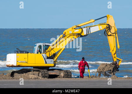 ADEDE Search & Recovery Team allemand à la recherche de la DEUXIÈME GUERRE MONDIALE des mines et engins non explosés sur plage entre Wenduine et De Haan, West-vlaanderen, Belgique Banque D'Images