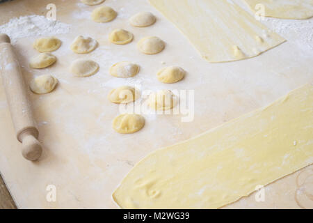 Décisions à la maison des tortellini à la main Banque D'Images