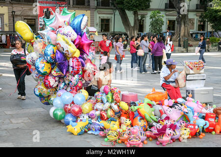 Oaxaca, Mexique - mars 7th, 2012 : femme vendant bright colorful baloons sur une place centrale à Oaxaca, Mexique Banque D'Images