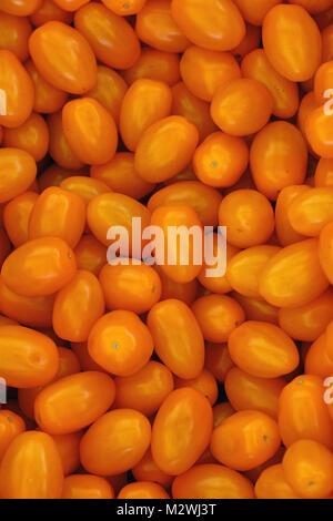 Close up tomates cerises jaunes frais à de l'étalage des farmers market, high angle view Banque D'Images