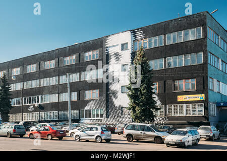 Minsk, Belarus. Des graffitis ou des peintures murales d'Izum Street Art Artiste sur bâtiment à rue Octobre. Portert de Karol Jan Hutten-Czapski en style pochoir. Banque D'Images