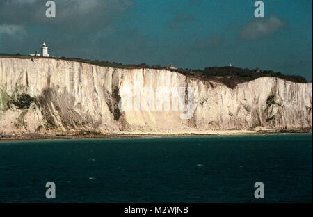 AJAXNETPHOTO. L'année 2001. Douvres, en Angleterre. - BLIGHTY - CÔTE ANGLAISE - White Cliffs of Dover ND SOUTH FORELAND LIGHTHOUSE. PHOTO:JONATHAN EASTLAND/AJAX REF:544160 1 19 Banque D'Images