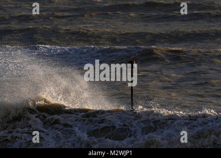 AJAXNETPHOTO. En 2018. WORTHING, Angleterre. - Grosse MER BATTERS COAST - STORMY SEAS CANAL SOULEVÉS PAR LA TEMPÊTE ELEANOR HAMMER LE LITTORAL. PHOTO:JONATHAN EASTLAND/AJAX REF:180401 GX8  506 Banque D'Images