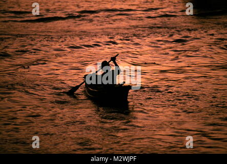 AJAXNETPHOTO. BANGKOK, THAÏLANDE. - Coucher RIVER PAGAYEUR - un pagayeur seul sur une rivière Chao de couleur cuivre Prya au coucher du soleil. PHOTO:JONATHAN EASTLAND/AJAX REF:876973 Banque D'Images