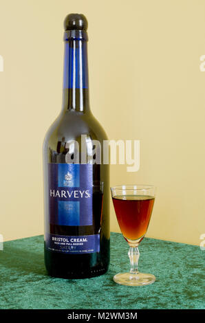 Bouteille et verre de Harvey's Cream Sherry Bristol Banque D'Images