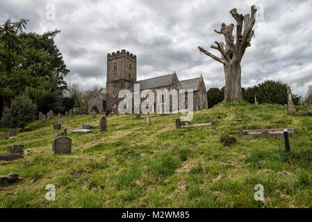 Un ciel gris sur St Mellons Parish Church et cimetière, Cardiff, Pays de Galles, Royaume-Uni, 15 avril 2017. Banque D'Images