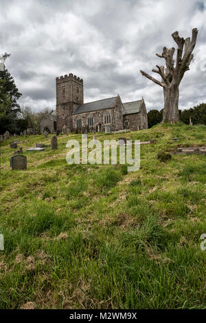 Un ciel gris sur St Mellons Parish Church et cimetière, Cardiff, Pays de Galles, Royaume-Uni, 15 avril 2017. Banque D'Images