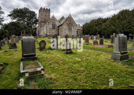 Un ciel gris sur St Mellons Parish Church et cimetière, Cardiff, Pays de Galles, Royaume-Uni, 15 avril 2017. Banque D'Images