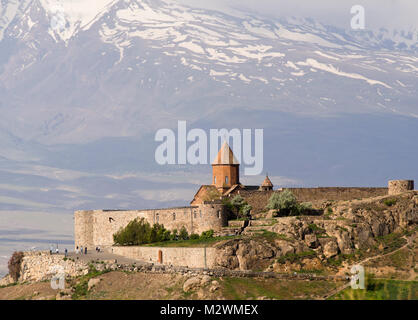 Le monastère de Khor Virap en Arménie avec les pentes de la montagne Ararat derrière, une destination touristique populaire et pittoresque à la frontière turque Banque D'Images