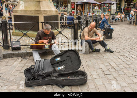 Jouer de la rue de sexe masculin sa guitare à Canterbury, Kent, UK Banque D'Images