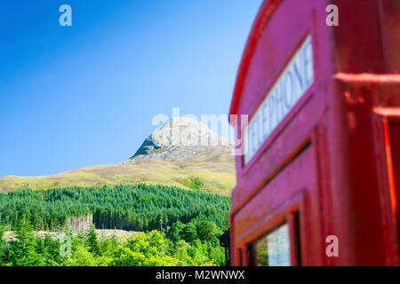 Le Pap of Glencoe mountain dans les Highlands écossais nommé Sgurr na Cìche en gaélique écossais avec une juxtaposition des flous téléphone fort Banque D'Images