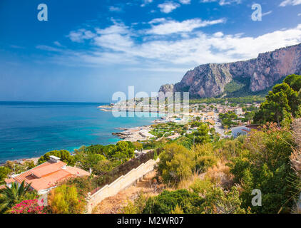 Vue panoramique sur la baie de Mondello à Palerme, Sicile. L'Italie. Banque D'Images