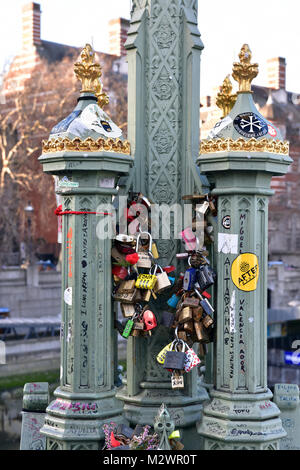 Articles souvenirs et cadenas verrouillé et fixée à l'un des lampadaires sur le pont de Westminster au centre de Londres à la mémoire de ceux qui sont morts attentats terroristes Banque D'Images