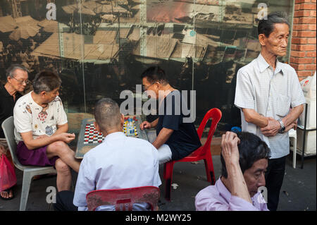 17.12.2017, Singapour, République de Singapour, en Asie - les hommes âgés passer le temps à jouer aux Échecs Chinois, également connu sous le Xiangqi, autour de Kreta Ayer Square. Banque D'Images