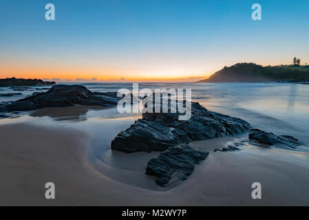 Lever de soleil sur plage, sur Scotts Head la Nouvelle Galles du sud de la côte nord de l'Australie Banque D'Images