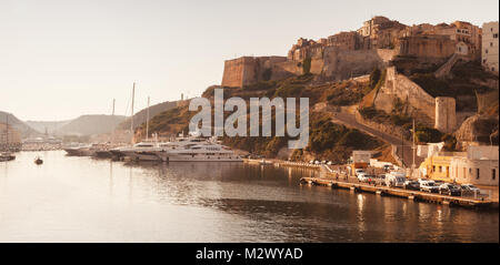 Bonifacio. Paysage dans la lumière du soleil du matin chaud. L'île méditerranéenne de la Corse, Corse-du-Sud, France Banque D'Images