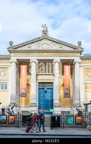 Maintenance matérielle de la porte d'entrée du musée Ashmolean, le long de la rue Beaumont, à l'université dans la ville d'Oxford, en Angleterre. Banque D'Images