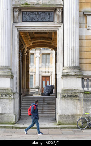 Porte d'entrée à l'Ashmolean Museum le long de la route de St Giles à l'université dans la ville d'Oxford, en Angleterre. Banque D'Images