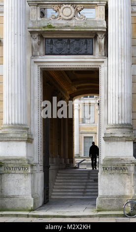 Porte d'entrée à l'Ashmolean Museum le long de la route de St Giles à l'université dans la ville d'Oxford, en Angleterre. Banque D'Images