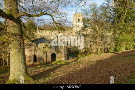 Les ruines de l'abbaye de Fountains sur un matin d'automne, vue de l'autre côté de la rivière Skell près de Ripon, Yorkshire, UK. Banque D'Images