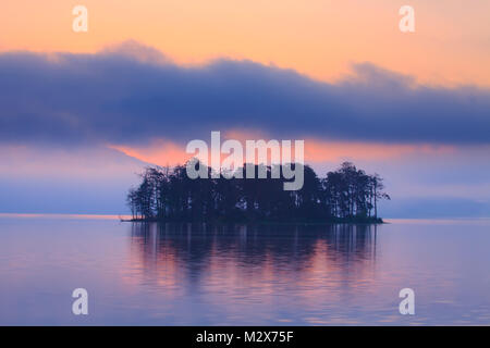 Sunrice tôt le matin à la forêt lac avec petite île, couleurs rouge dans le ciel Banque D'Images