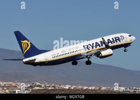 RYANAIR BOEING 737-800(W) quitte l'aéroport de Tenerife Sud Banque D'Images