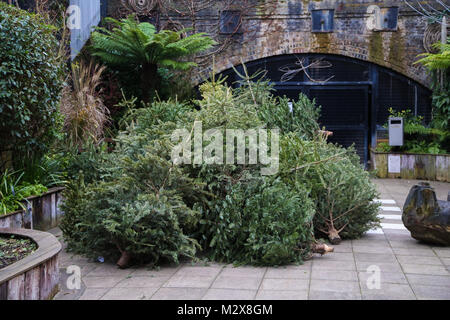 Arbre de Noël sur le trottoir de gauche dans le nord de Londres. Les arbres de Noël et les décorations sont pris vers le bas la Douzième Nuit après Noël. Doté d''atmosphère : où : London, Royaume-Uni Quand : 08 Jan 2018 Credit : WENN.com Banque D'Images