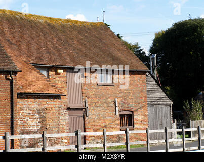 Mill House et causeway à Eling Tide Mill, Totton, Southampton, Hampshire, England, UK Banque D'Images