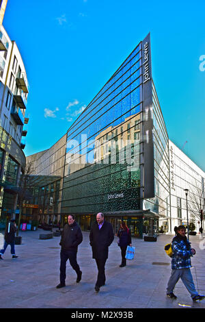 John Lewis le magasin phare de Cardiff dans le centre-ville est à une extrémité de la St Davids Centre commercial qui se reflète dans la vitre face bâtiment. Banque D'Images