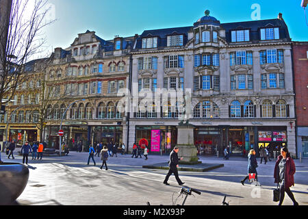 C'est la façade avant de l'ex-David Morgan Dept Store à Cardiff. Maintenant un éventail de boutiques avec des appartements sur le bldg également Morgan Arcade. Banque D'Images