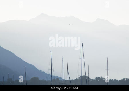 Mâts de voile dans la brume du matin, Locarno, Lago Maggiore Banque D'Images