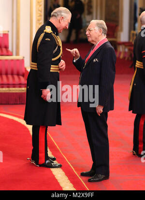 Le professeur Charles Skene d'Aberdeen est faite d'un CBE (Commandeur de l'ordre de l'Empire britannique) par le Prince de Galles au cours d'une cérémonie à Buckingham Palace, Londres. Banque D'Images