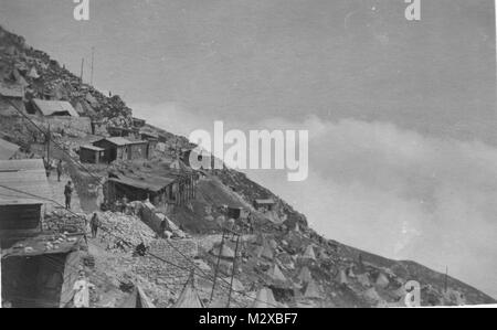 Un camp militaire italien sur le flanc d'une montagne au-dessus de la couverture nuageuse durant la PREMIÈRE GUERRE MONDIALE, vers 1916, probablement à l'avant dans les Alpes du nord de l'Italie. Banque D'Images