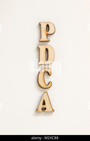 Alphabet,PDCA faite avec planche en bois.planifier, faire, vérifier, agir randonnée Banque D'Images