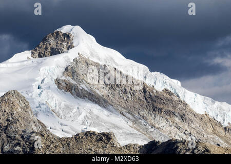 Nevado Ishinca pic de montagne dans la Cordillère Blanche du Pérou Banque D'Images