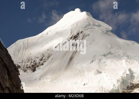 Le nord-est de l'affronter et le sommet de Nevado Tocllaraju dans la Cordillère des Andes du Pérou Banque D'Images